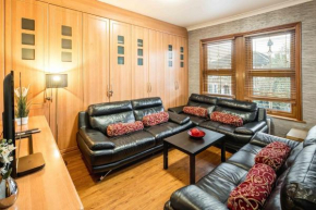 20PERCENTOFF-LastMinDeals-Leisure-Family-Parking-Tourists-WiFi-London-Netflix-Sleeps 15!